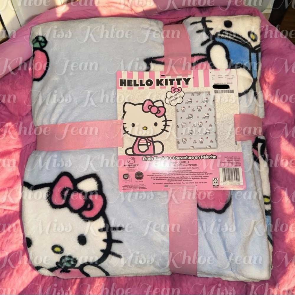 - Hello Kitty Apple/Books Throw Blanket
